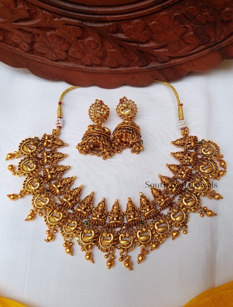 Marvelous stones studded design choker and matching earrings . Excellent choice for looking elegant on all celebrations and occasions. Also shop more Awesome Matte Finish Choker at South India Jewels.