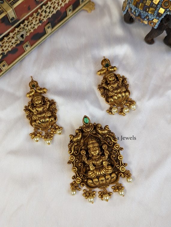 Elegant Lakshmi Design Pendant Set