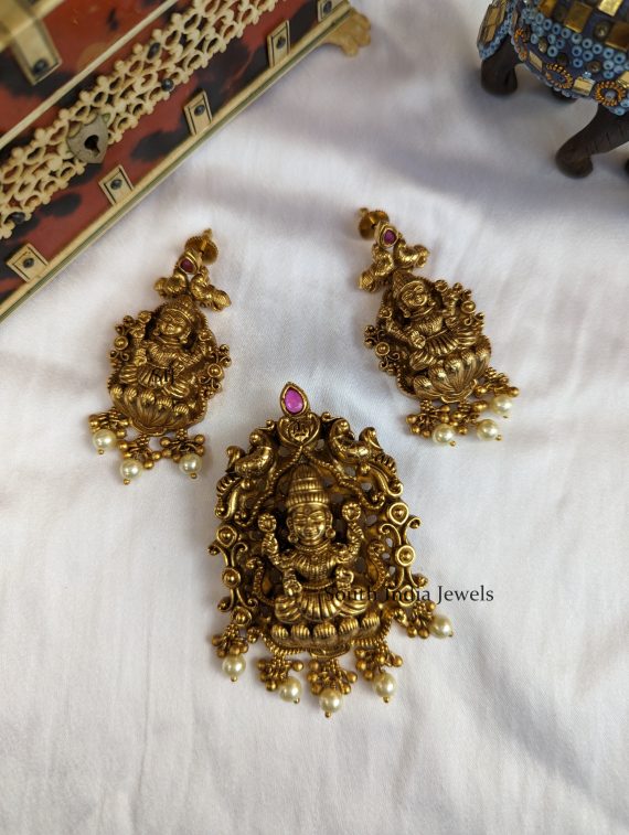 Elegant Lakshmi Design Pendant Set