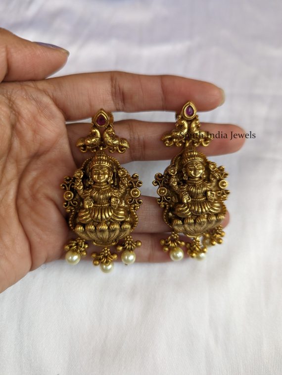 Elegant Lakshmi Design Pendant Set