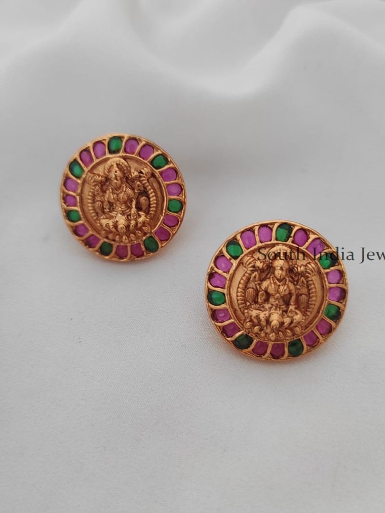 """Material Used:Copper Alloy; Finish:Matte Gold Finish; Stones:kempStones Weight: Earrings – 10 Grams per Pair Length: Earring length– 2.5 Cms Width: Earring –2.5 Cms Earrings Type: screw type"""