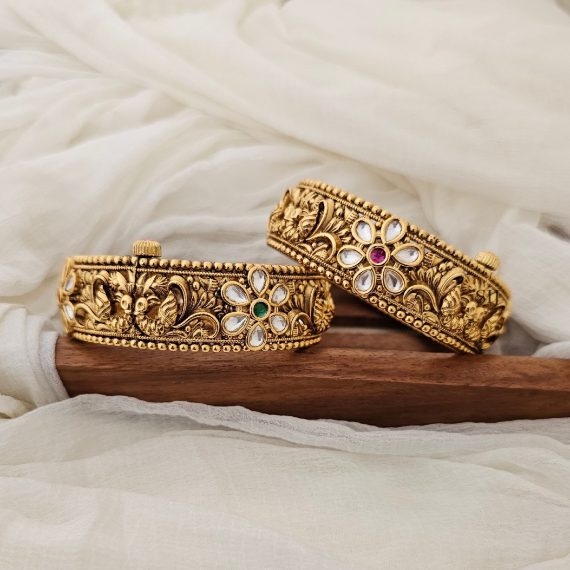 Antique Gold Finish Kundan Screw Bangles