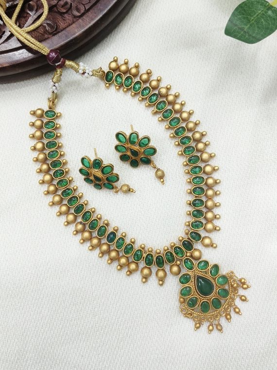 Imitation Green Kemp Necklace with Gold Droplets