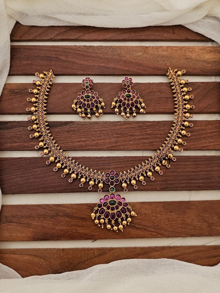 Traditional Flower Pendant Necklace Set